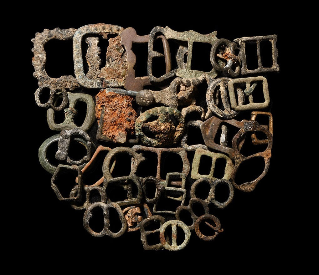 Lote misto com fivelas medievais e de período posterior (1300-1800 dC). Grupo misto de fivelas de vários tipos e épocas. 132 