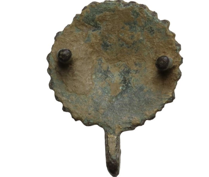 Artefato romano provincial de bronze dourado com rosto ornamentado (200-400 dC) – imagem 2