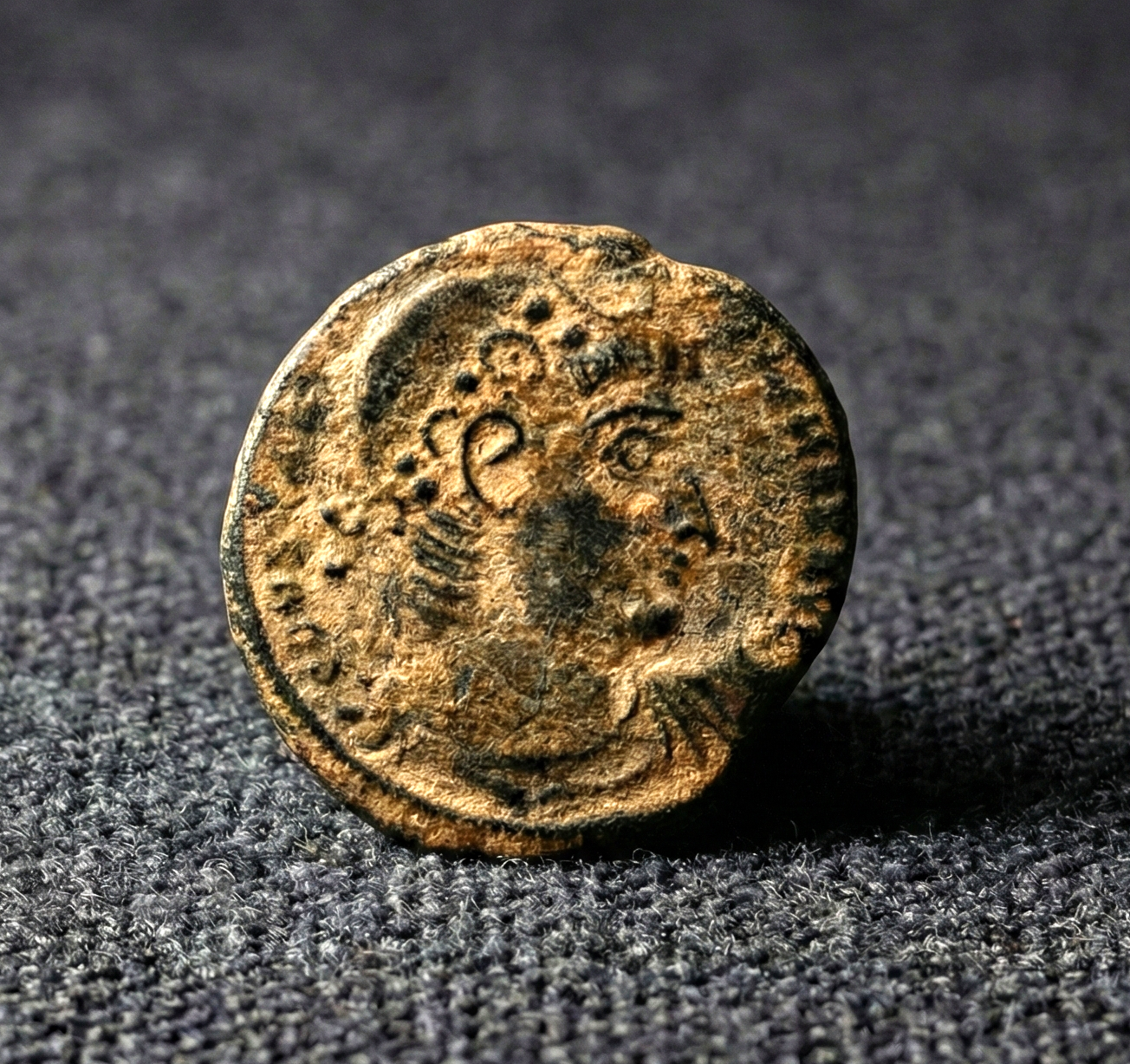 Moeda Romana Nummus de Constantino II (Flavius Claudius Constantinus) (Caesar, 317–337 d.C.) – imagem 1