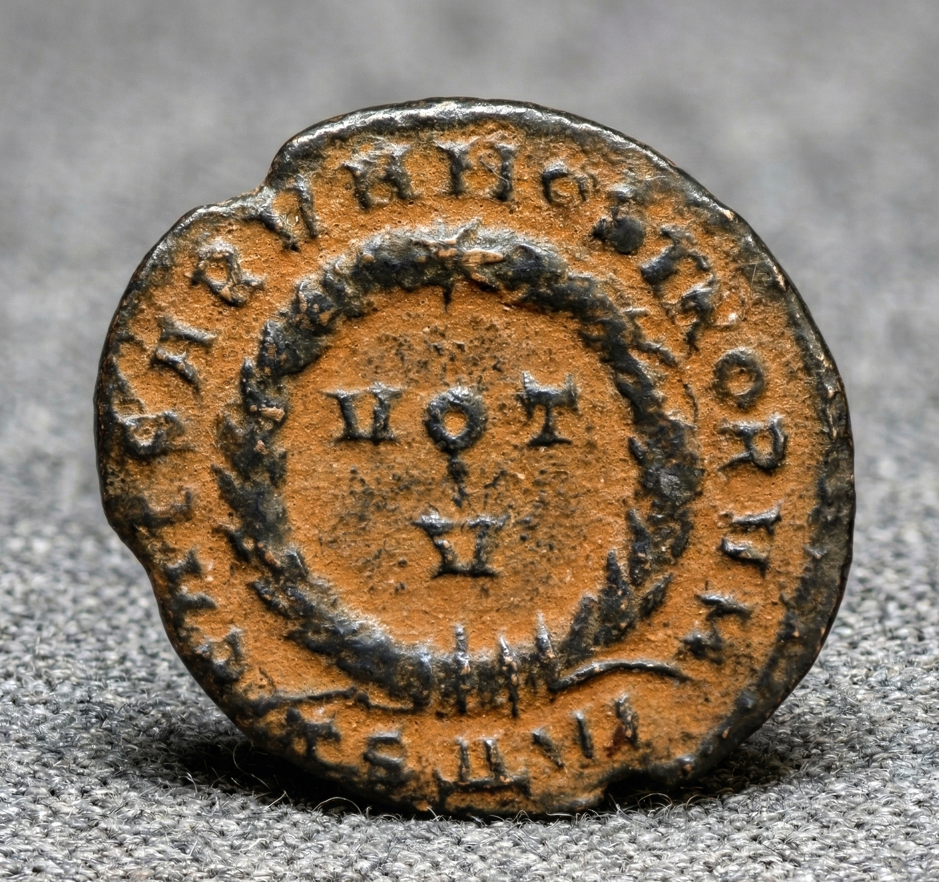 Moeda Romana Escassa nummus de Crispus (Caesar, 317-326 dC) – imagem 1