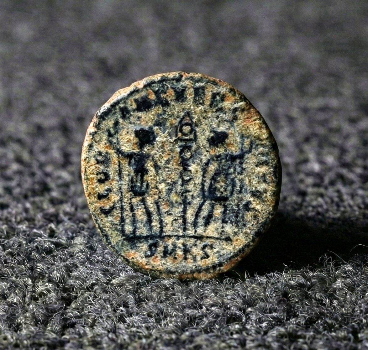 Moeda Romana nummus de Constantius II Caesar (AD 324–337) – imagem 2