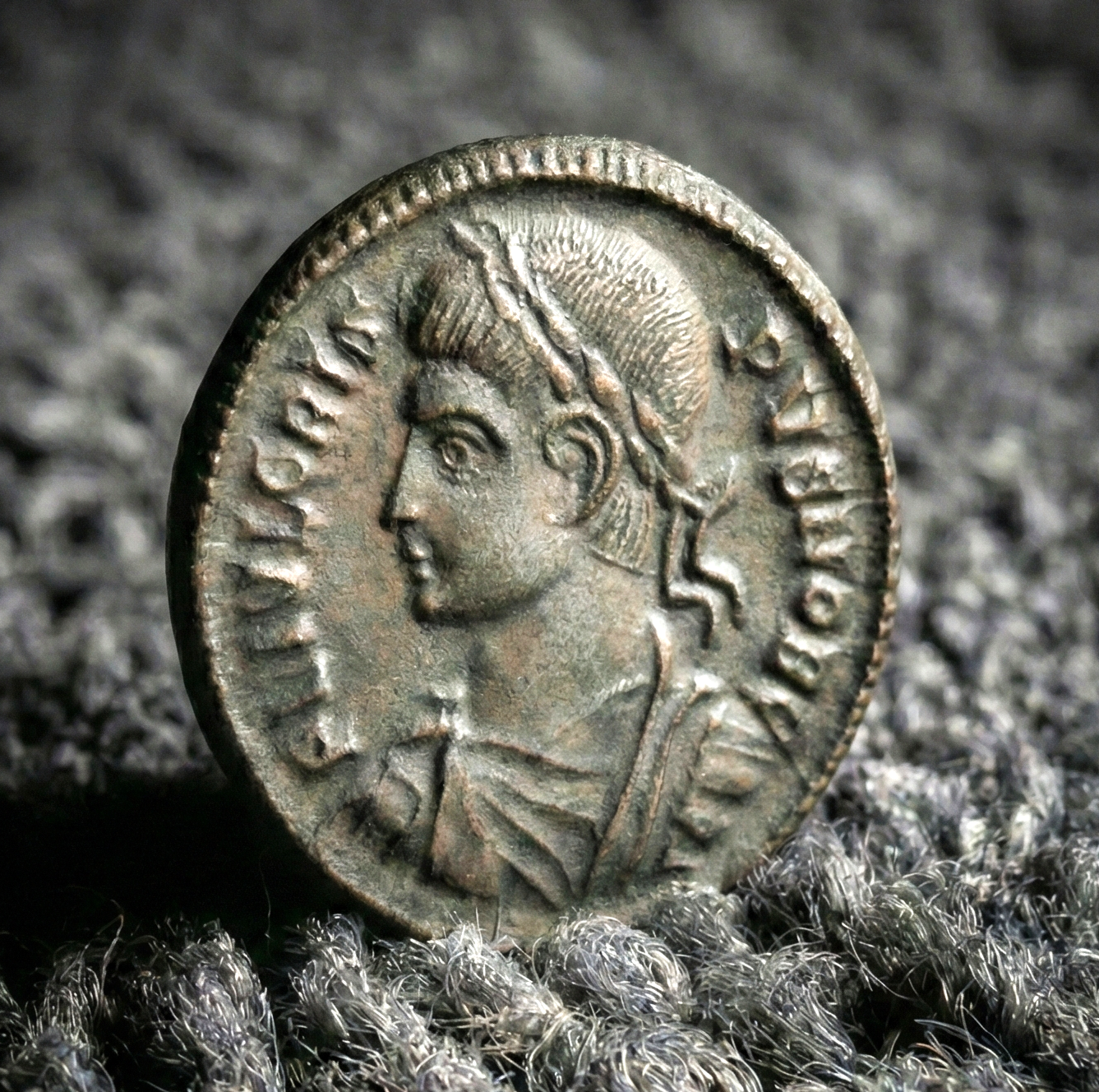 Moeda Romana nummus de Crispus (Caesar, 317-326 dC) – imagem 1