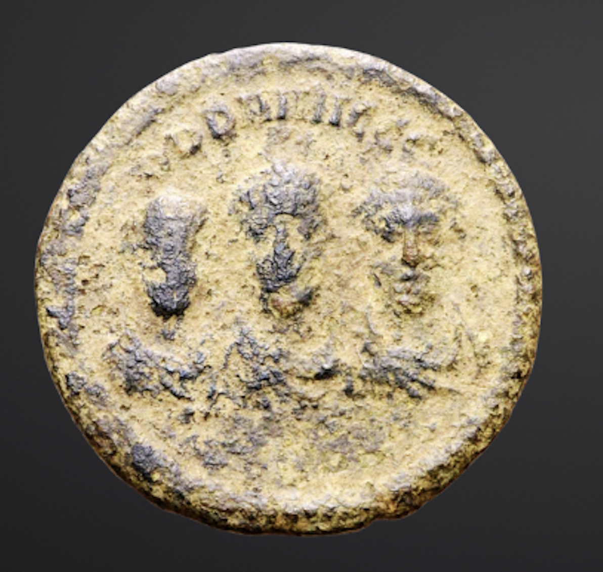 Moeda Romana Raríssima com três imperadores (402-408 dC) – imagem 1