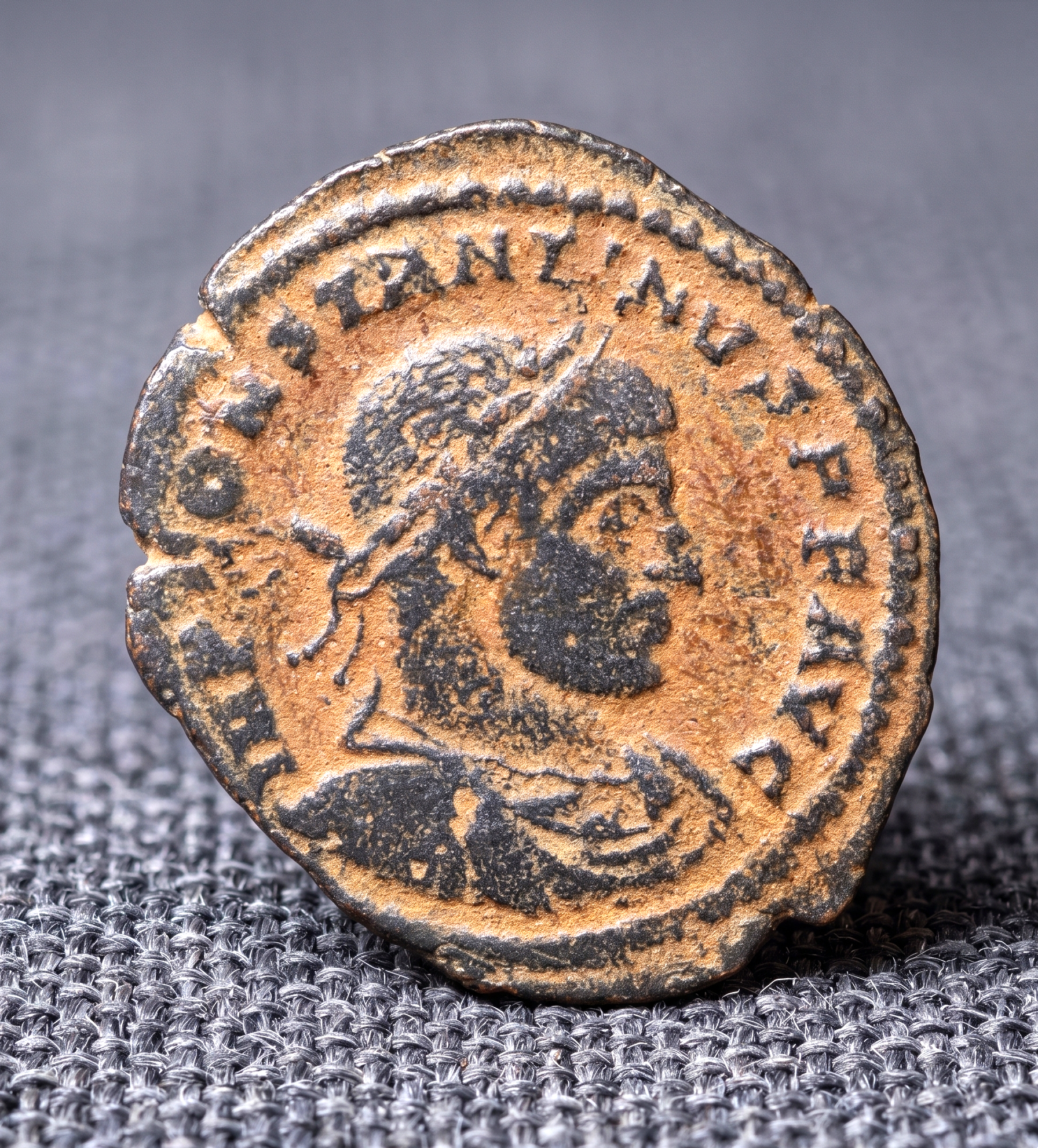 Moeda Romana Follis de Constantino I (307-337 dC). – imagem 2