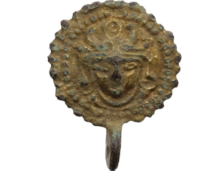 Artefato romano provincial de bronze dourado com rosto ornamentado (200-400 dC) – imagem 1