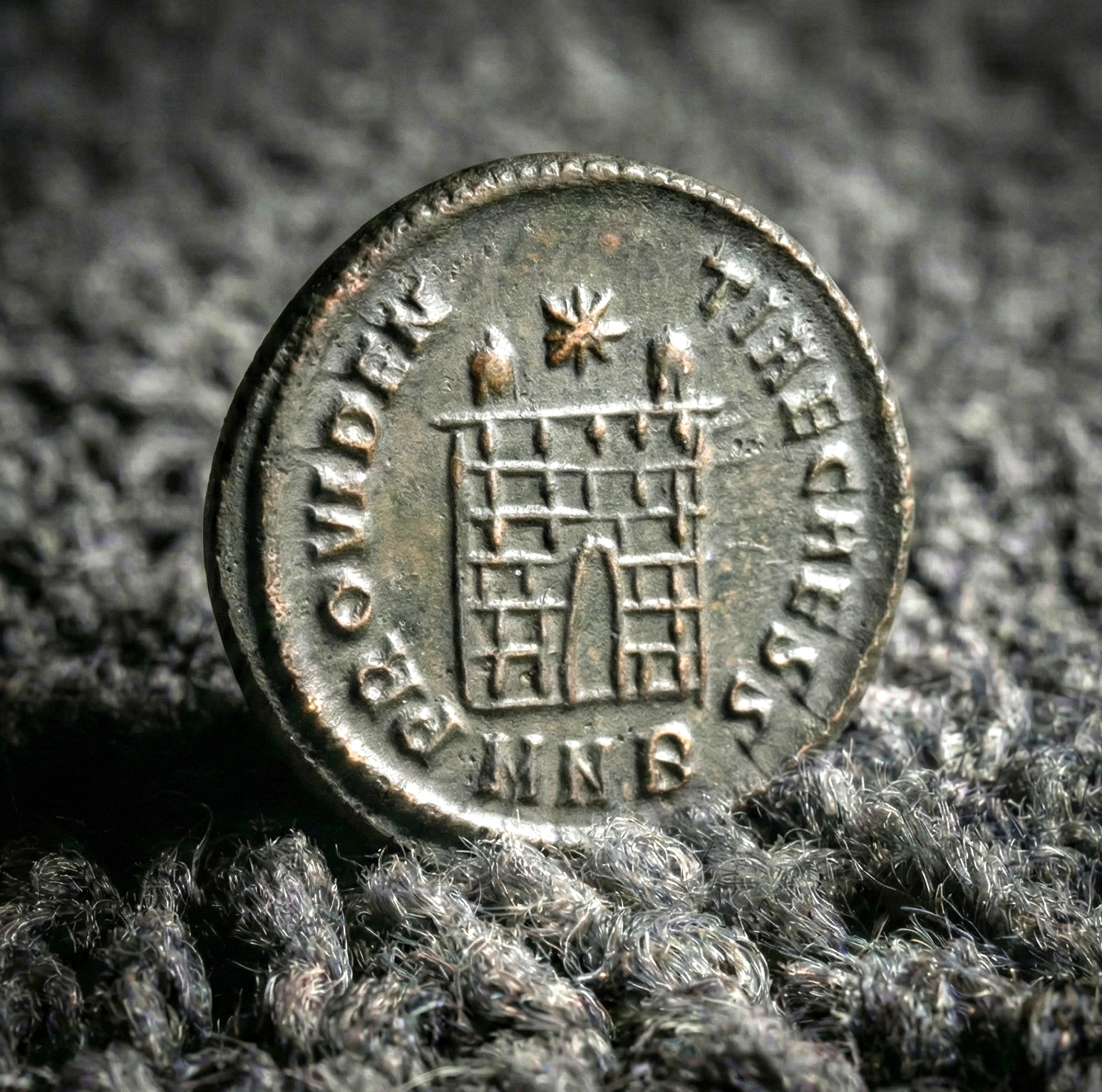 Moeda Romana nummus de Crispus (Caesar, 317-326 dC) – imagem 2